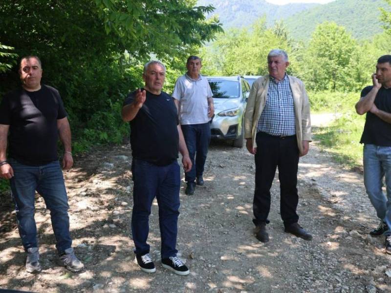 ცაგერის მუნიციპალიტეტის მერმა, მოადგილეებთან და ზედამხედველობის სამსახურის უფროსთან ერთად, სოფელ ქვედა და ზედა ლუხვანოს გზის სარეაბილიტაციო სამუშაოების მიმდინარეობის პროცესი დაათვალიერა.